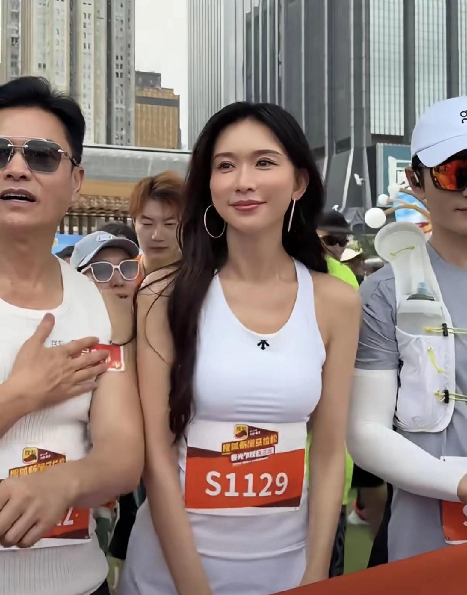 香港马拉松群星云集！林志玲白裙亮相惊艳全场，51岁状态绝了香港马拉