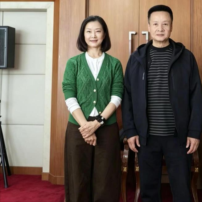 差点没认出来，这是宋祖英？昔日在舞台上唱“辣妹子辣”的靓丽美人，如今竟然成了慈