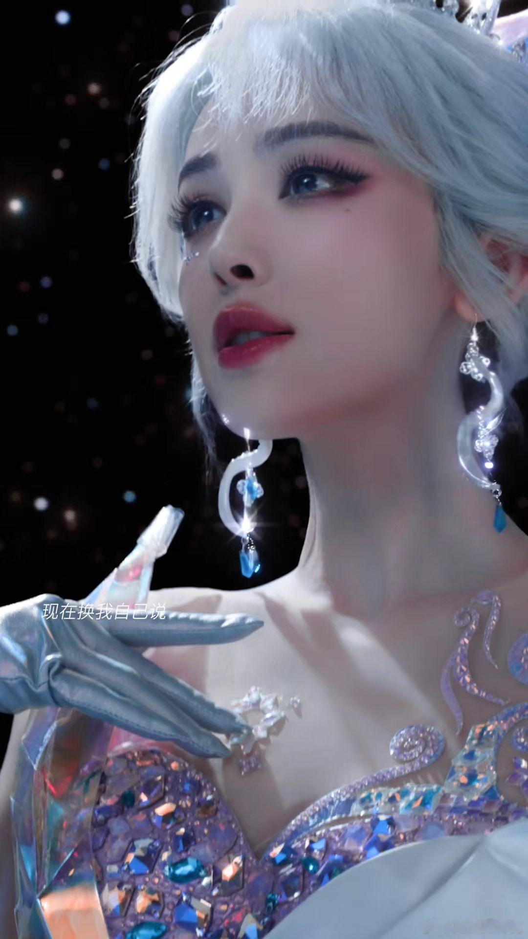 娜扎银发COS和平幻音九尾这套造型太惊艳！娜扎银发配钻冕，清冷又华丽，真是从画里