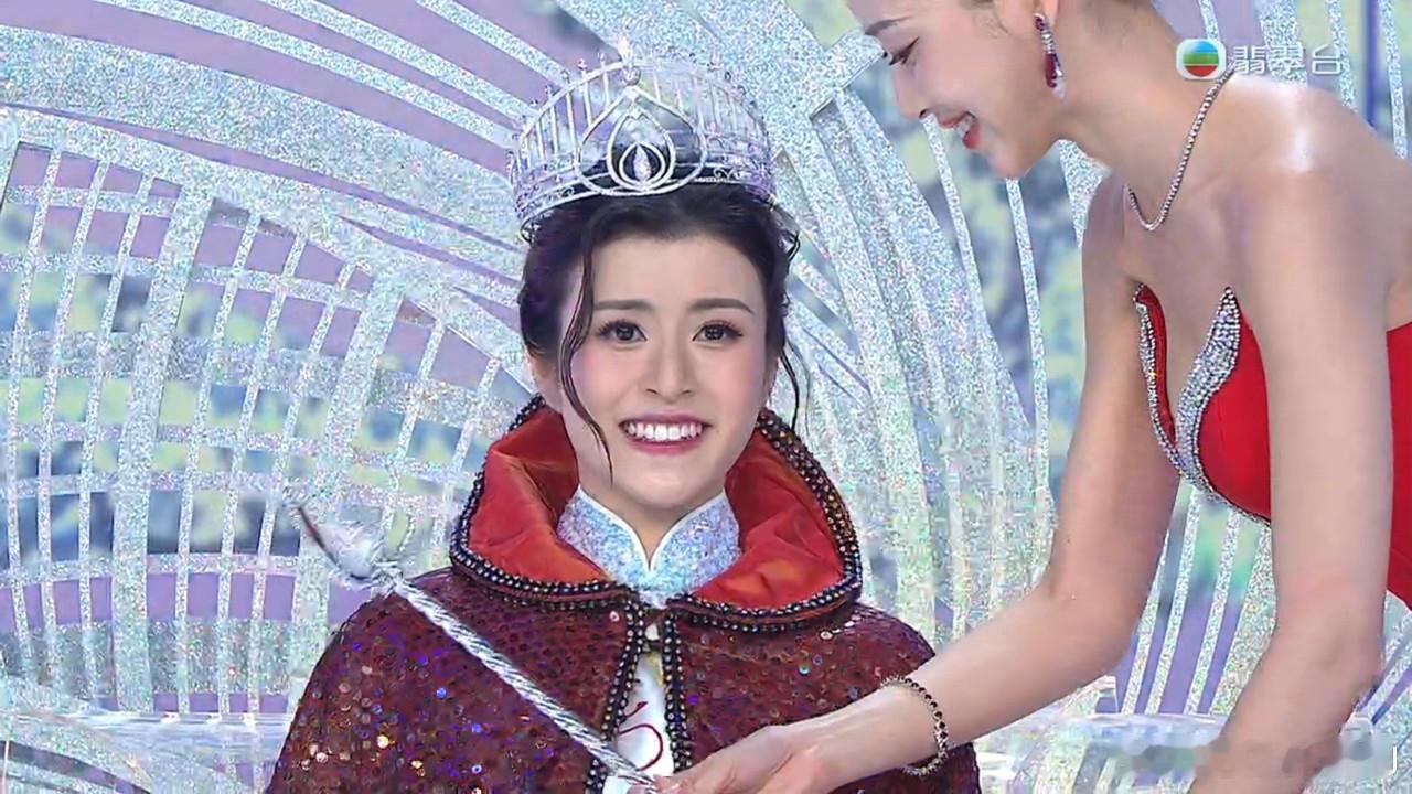 虽然无人在意，但本届港姐三甲已在刚刚新鲜出炉。冠军陈咏诗今年26岁，曾在加州伯克
