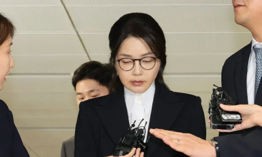 韩国特检组对金建希传唤调查仅一日就火速申请逮捕令。金建希特检组7日公告称：“已