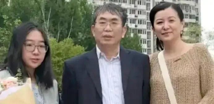 聂卫平在第三段婚姻中的地位应该挺高的，跟老婆女儿一起出门，都是聂卫平站在C位。