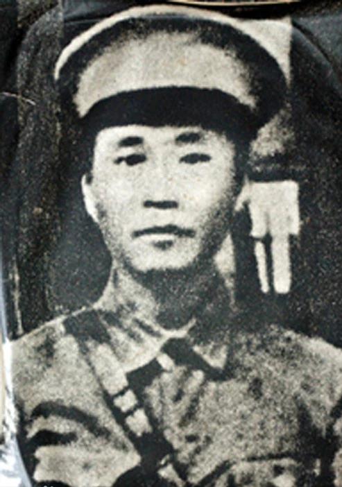 1977年秋天，江西双石铺村一个破旧广播喇叭连着三天叫卢定义的名字，卢定义吓得饭