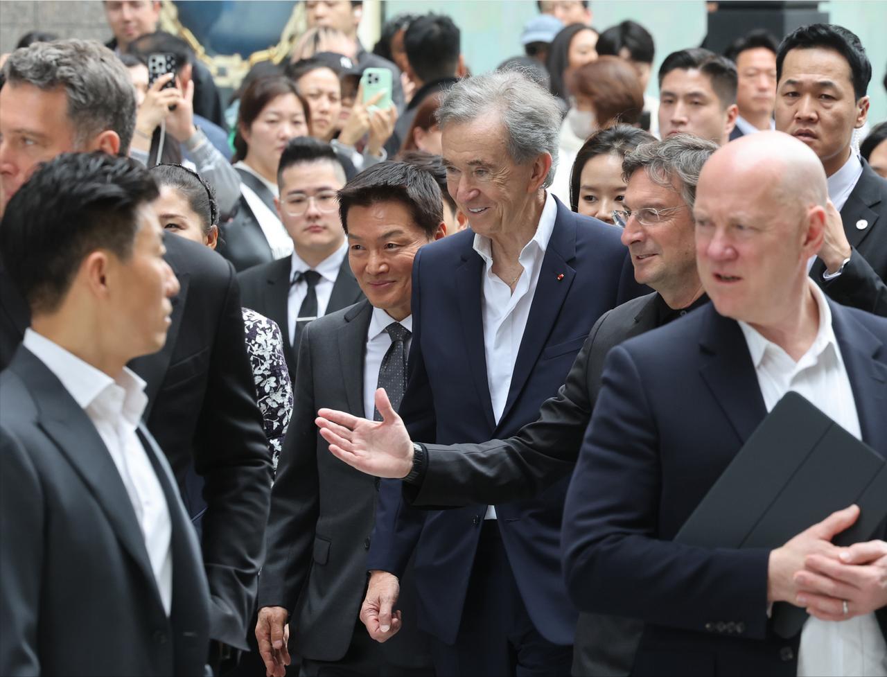 LV总裁阿尔诺现身韩国！11日，法国奢侈品巨头路易·威登集团（LVMH）总裁