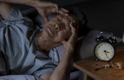 不少人被8小时睡眠论忽悠了！50岁以后，最佳的睡眠时长是多少？流传很久的8小