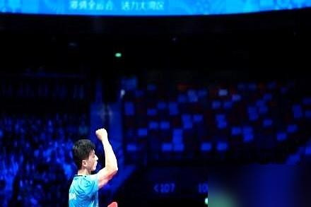 发布会一结束，马龙第一个起身走了。长长地呼出一口气，拿着玩偶的手，在桌上轻轻敲了