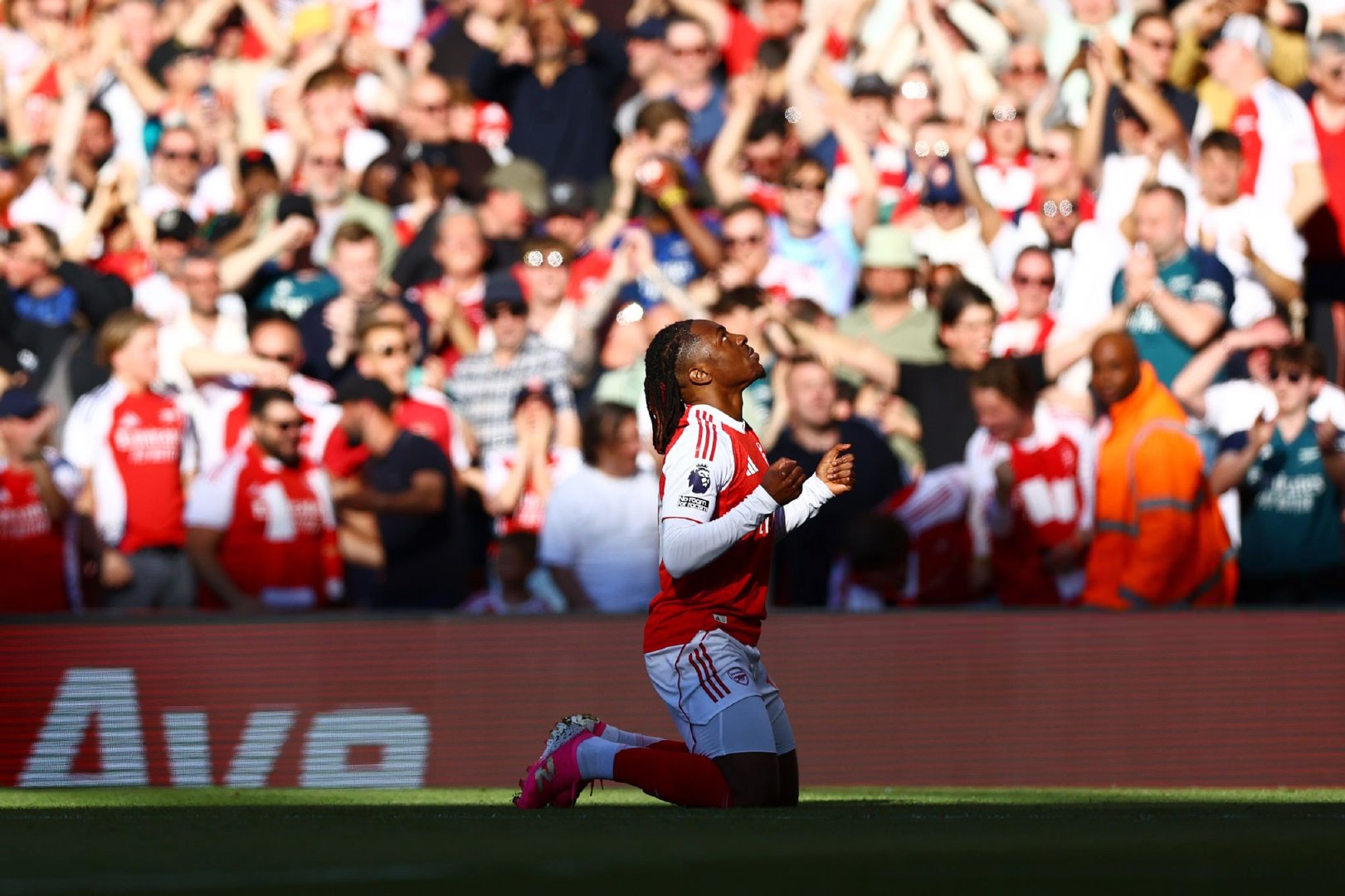 赖斯赛后谈及胜利、埃泽以及队内氛围：“(谈胜利)，今天的三分至关重要，上周我们和