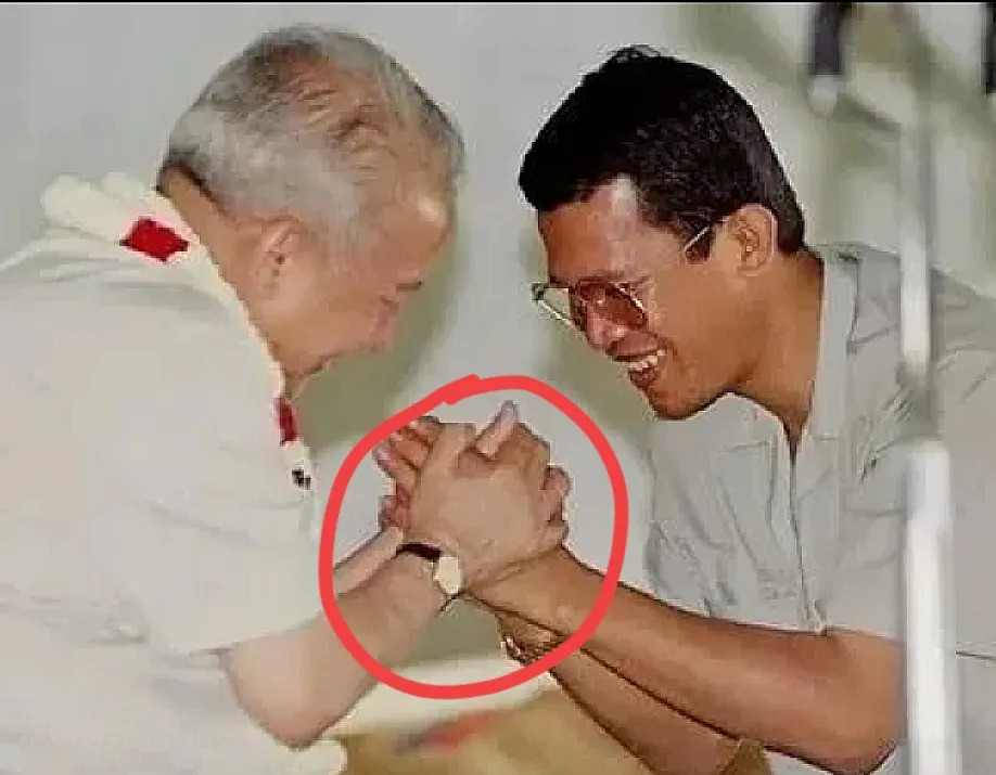 洪森认干爹，亲王到手，真假孝心谁知道你知道吗？洪森当年推
