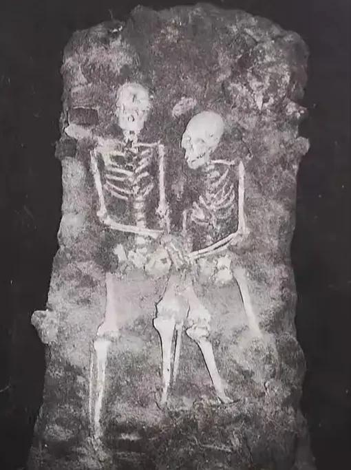 1997年，在长春市的一处工地上，工人们挖出了两副尸骨，这两具尸骨紧紧依偎着，手