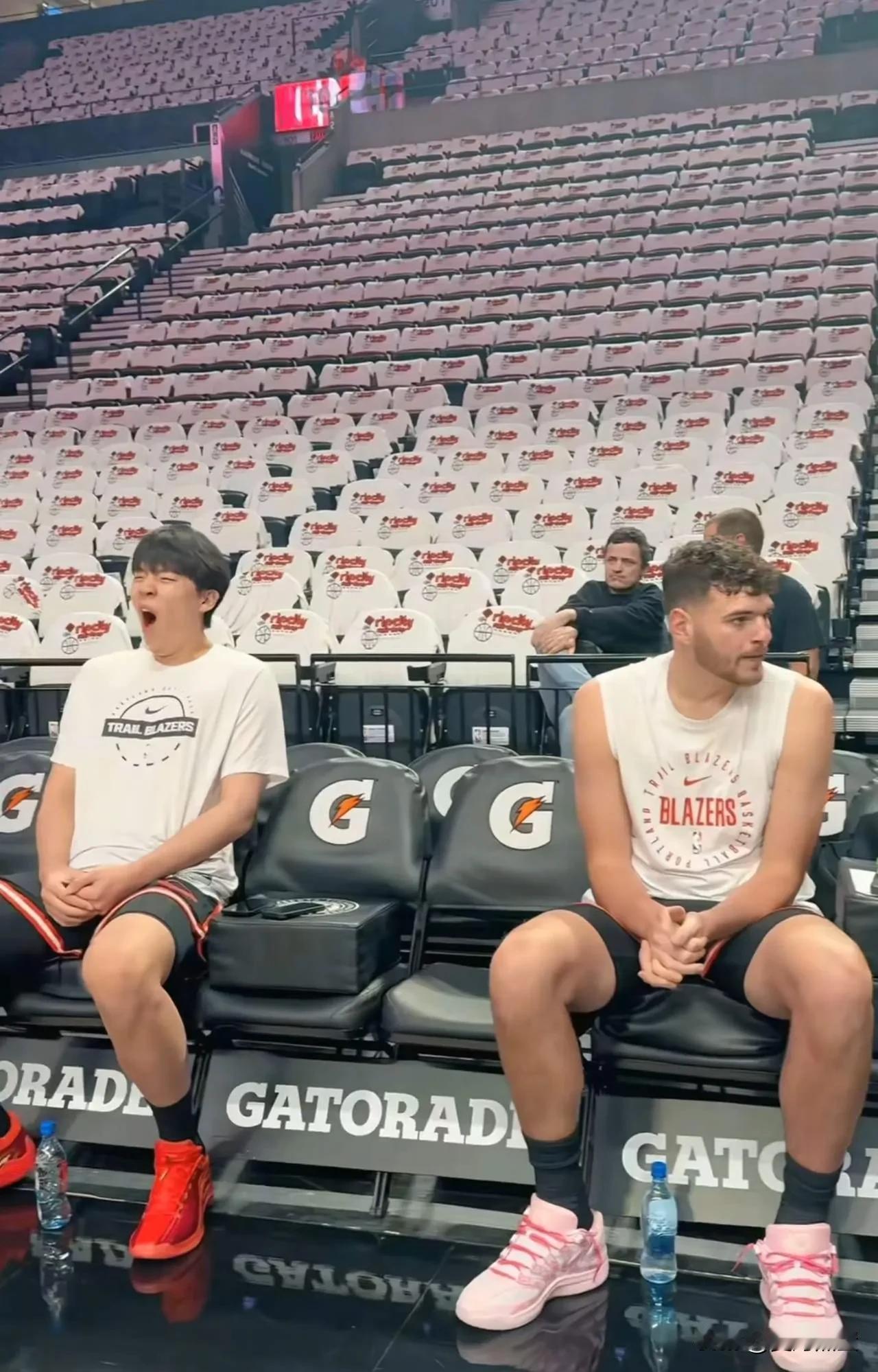 杨瀚森和约老师首次碰面，只能坐在场下看，教练的选择没错，之前够给机会了。不过