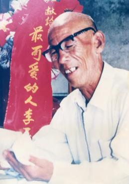 1990年，东北一大爷的儿子当兵多次被拒，他带着小学课本来到军营，指着上面的插画