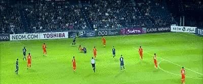 上海海港三连冠了，亚冠却连附加赛都过不去。国内踢得像天神下凡，出国一碰就原形毕