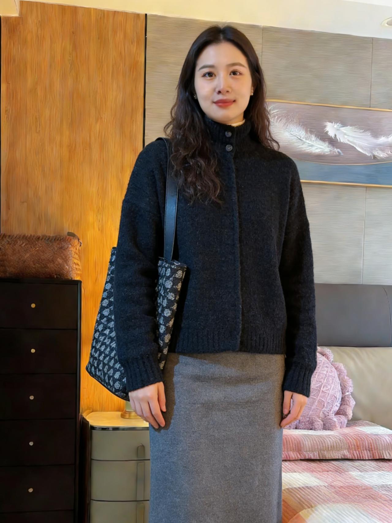 室静凝寒色，佳人立画前。毛衣裁墨色，裙袂剪霜烟。挎包藏旧事，凝眸忆昔年。木