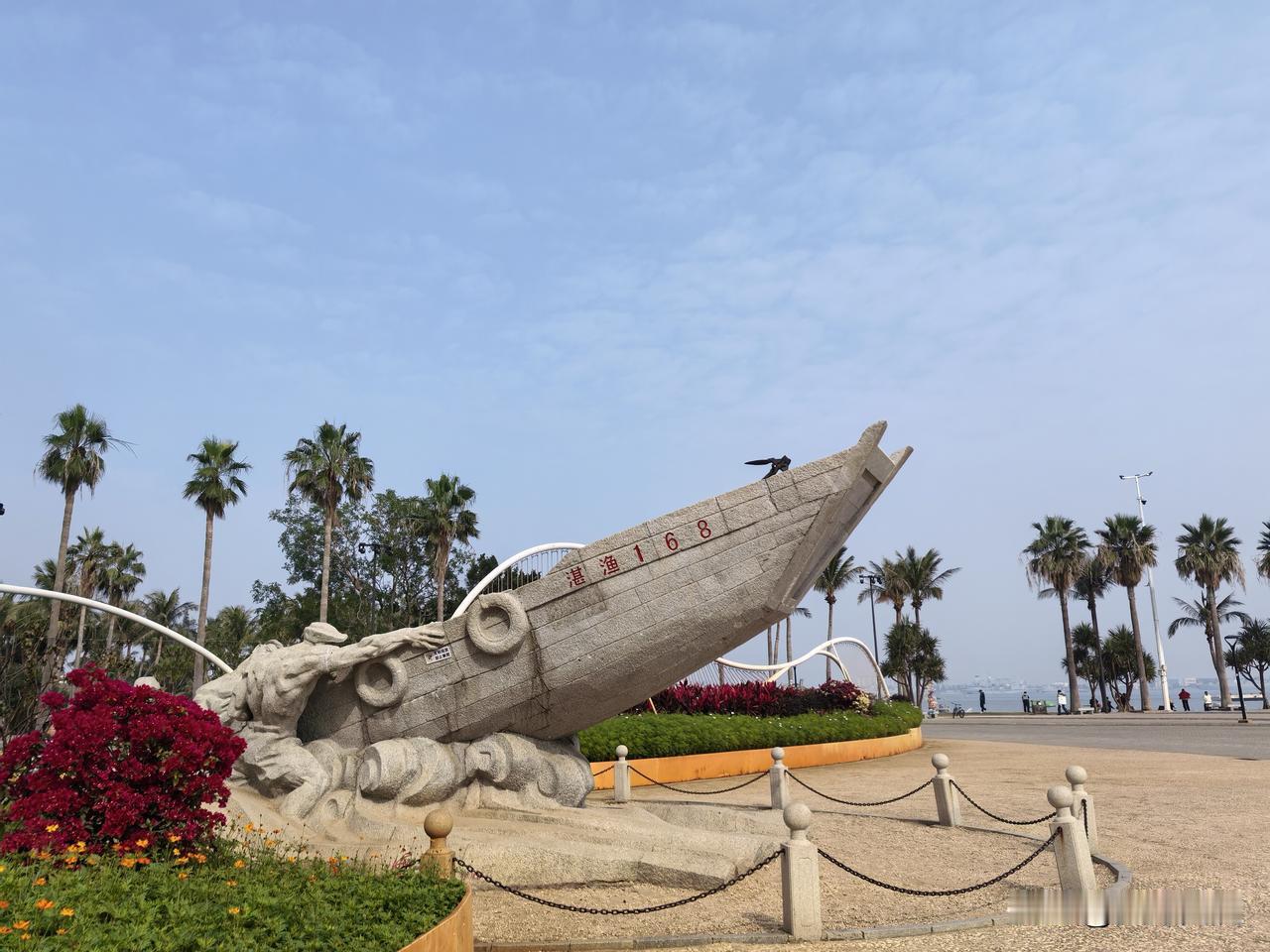 湛江渔港公园堪称宝藏之地！它是一座集休闲、娱乐、观光功能于一体的海滨公园。在此