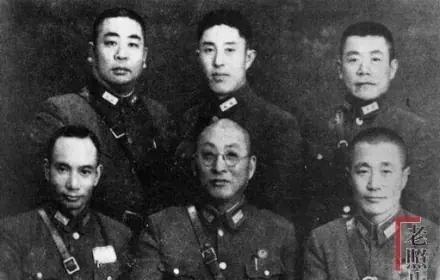 1959年，患了痔疮的国军中将刘嘉树半夜去上厕所，却发现身后有一个白衣女子，蹲下