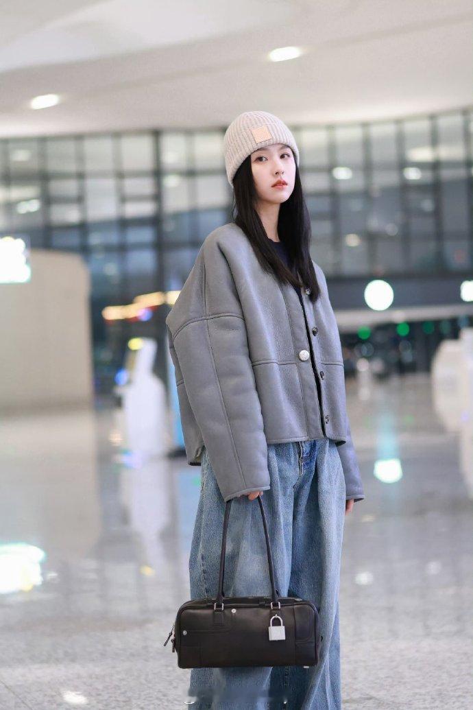 陈都灵机场出发造型图，即将出席罗意威海外活动​​​