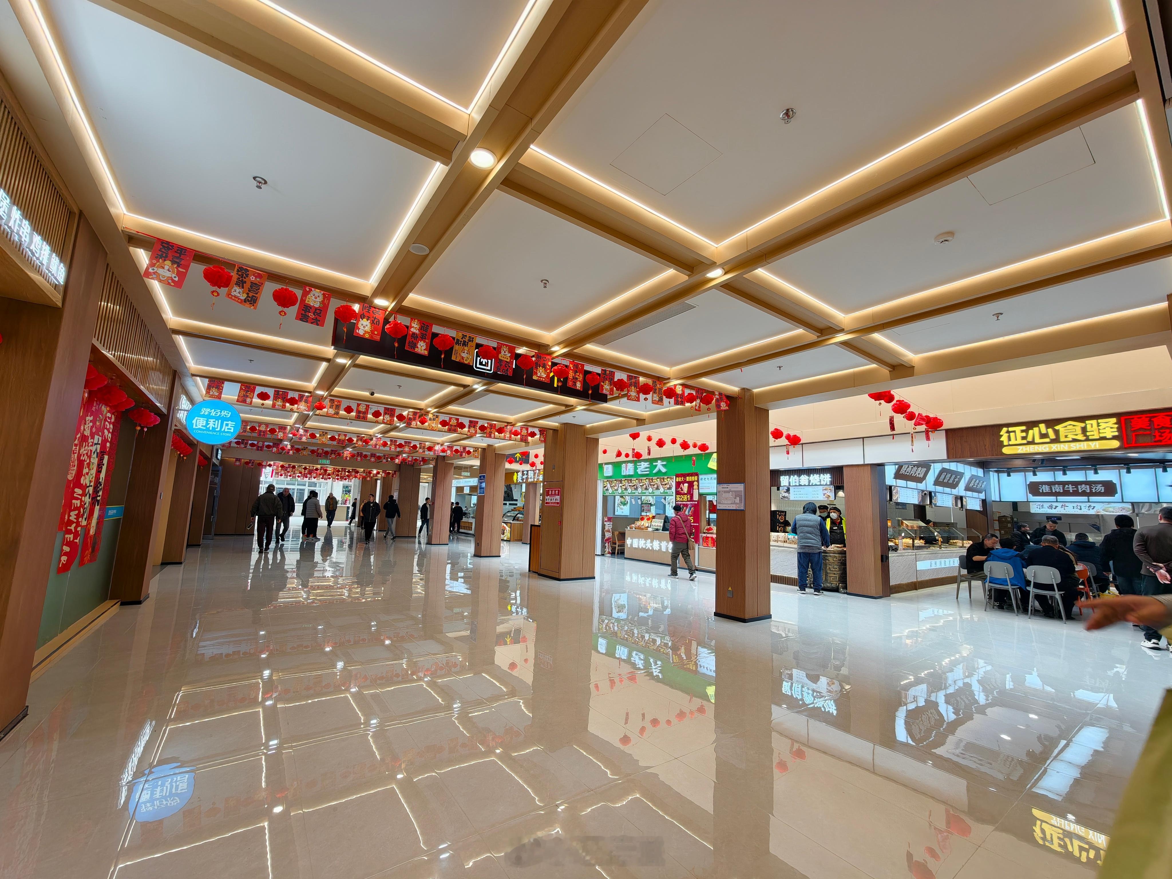 刚才到了第一个途经点，申嘉湖高速南浔服务区理想超充站，所有桩全满。不过理想从上海