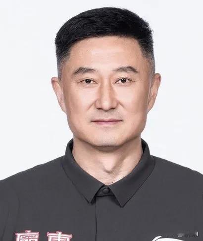 到底是广东队球员在演杜锋，还是杜锋执教能力真的有问题？第二节，广东队一度领先高达