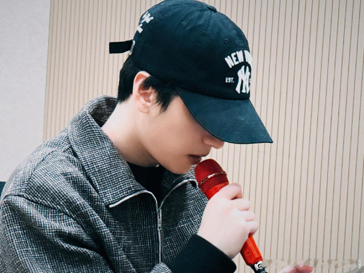 严浩翔inBottegaVeneta来自严浩翔的一组录音室造型分享，身穿