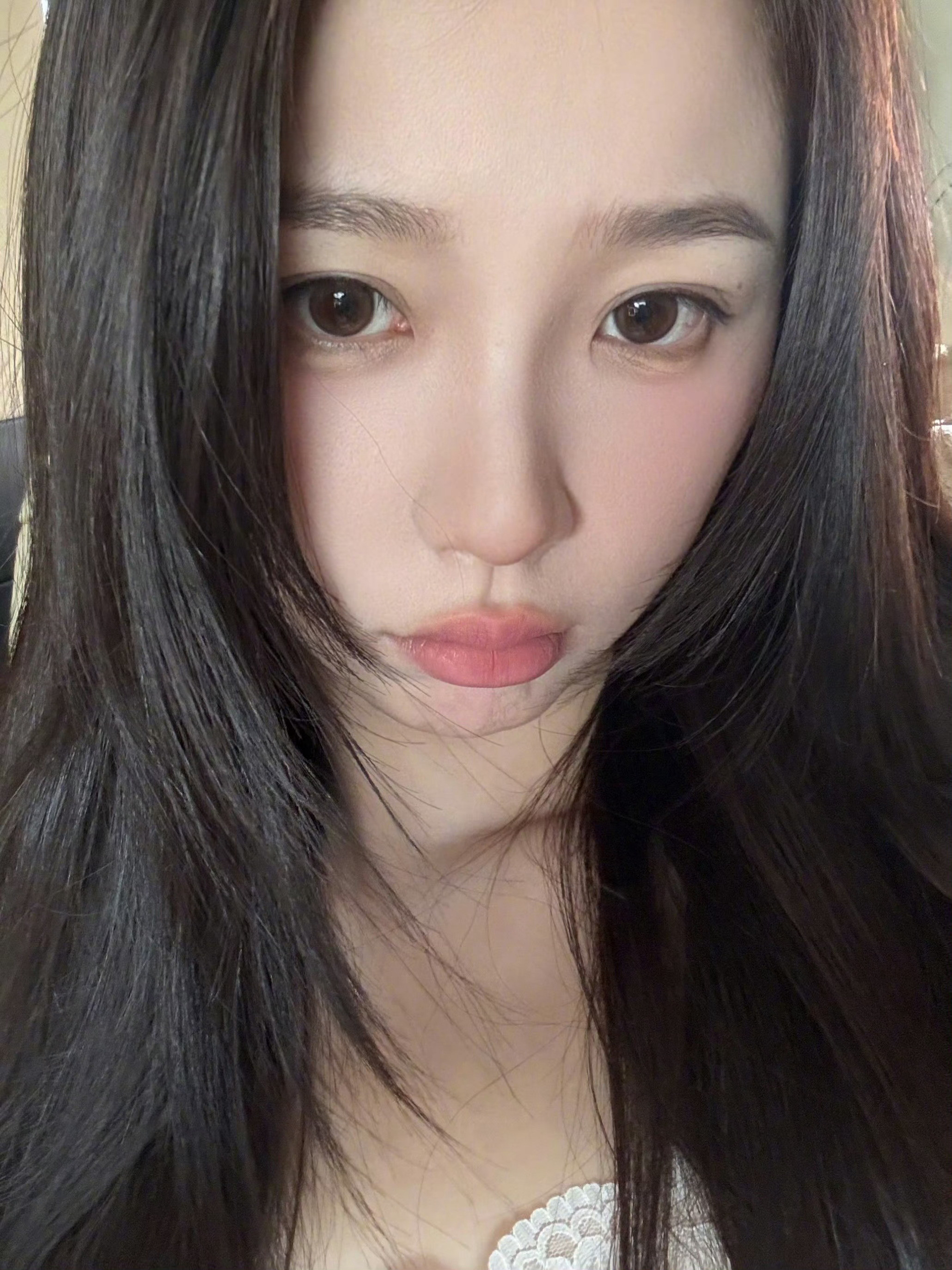 虞书欣每次怼脸自拍都萌的格外想亲😘​​​