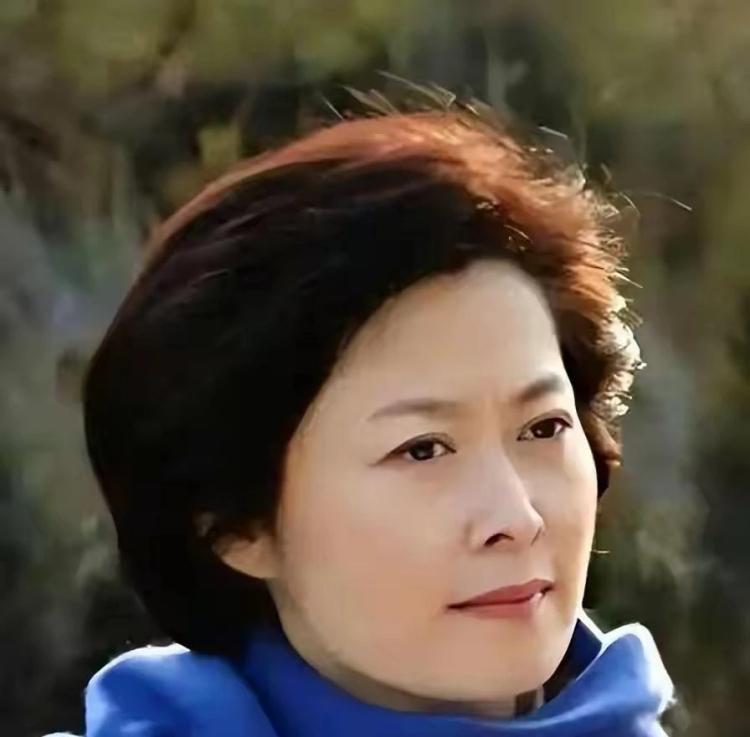 李修平从悼念厅出来时，黑色口罩上方露出的那双眼睛还是红的，她下意识抬手挡了一下，