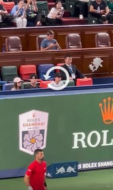 王一博观战德约科维奇德约科维奇比赛中，这是王一博在观战？2025上海大师赛​