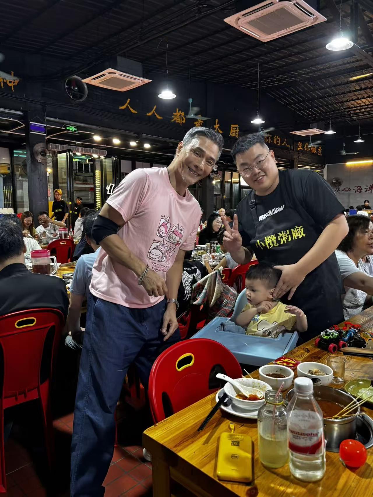 65岁香港男星林伟现身中山小榄一间餐馆吃粥底火锅，他整个人看起来苍老了好多，身形