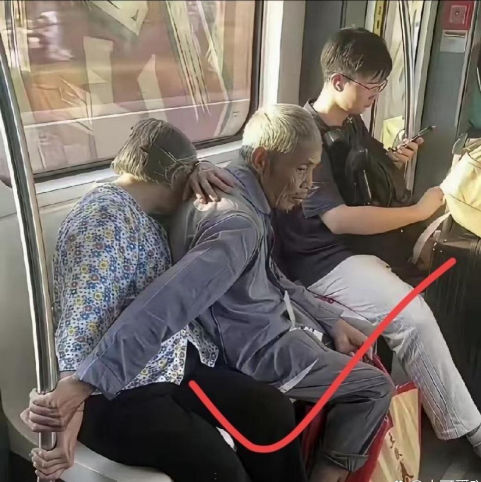 地铁暖心一幕刷屏，别再指责年轻人不让座了地铁里大爷护着熟睡老伴的画面走红，