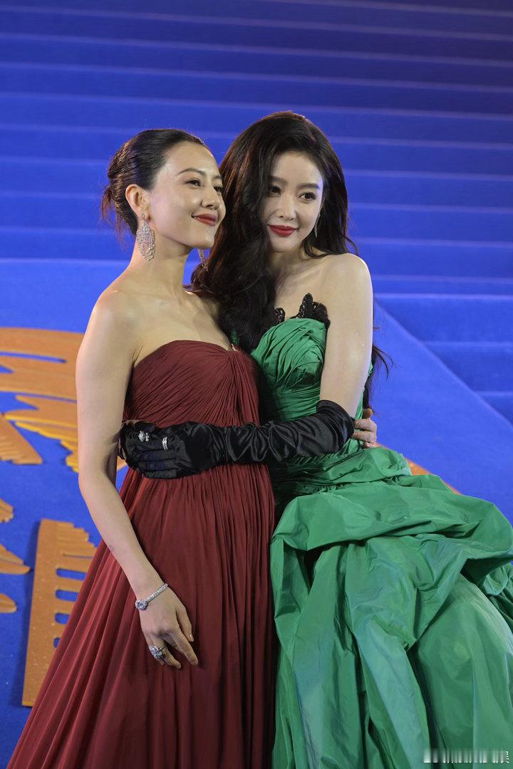 张天爱合影要亲亲高圆圆绷不住了高圆圆张天爱嘟嘴合影反差感太绝！张天爱酷姐外表下藏