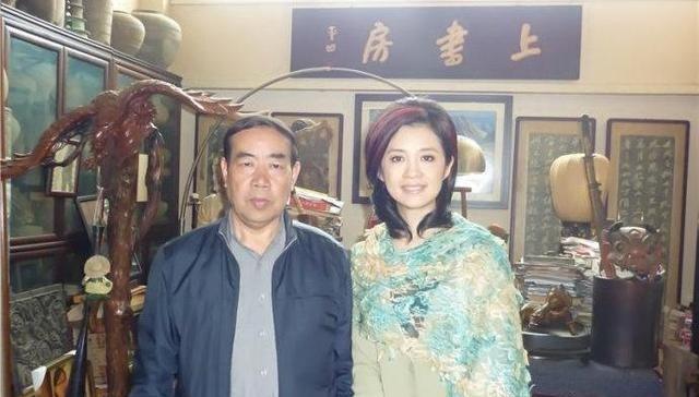 1992年，贾平凹和韩俊芳办理离婚，工作人员：“离婚原因是什么？”韩俊芳说：“没