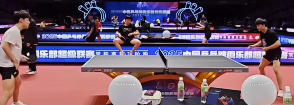 乒超第三阶段王楚钦正在适应场地训练黄友政和林昀儒正在对练——王楚钦观战
