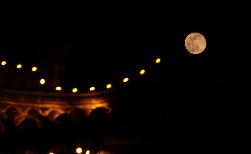 今年最大“超级月亮”11月5日上线！从天文学说，“超级月亮”是近地点满月，月球椭