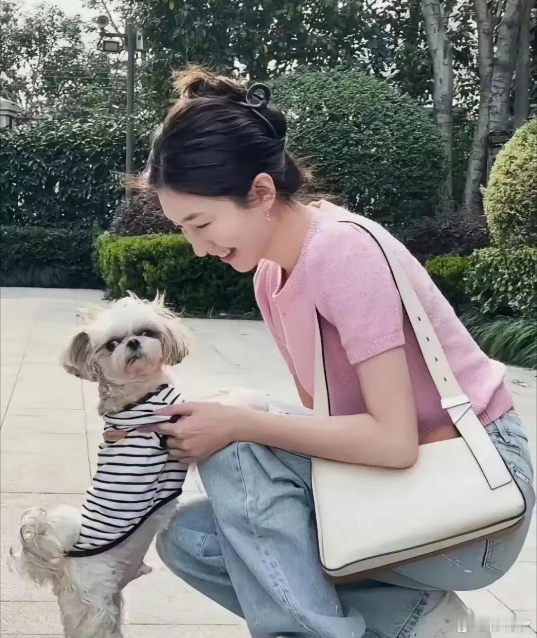 日常生活中的江疏影很有松弛感精致又漂亮，又有亲和力。​​​