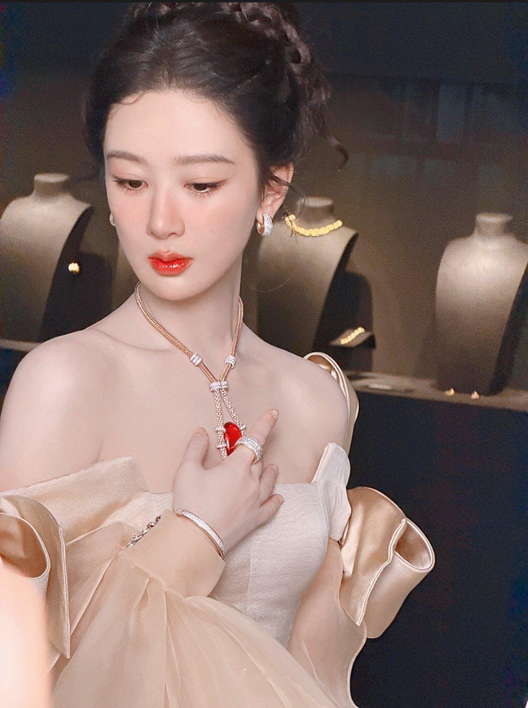美到心巴上了杨紫公主裙下面是洞洞鞋I杨紫皮肤以为开了磨皮
