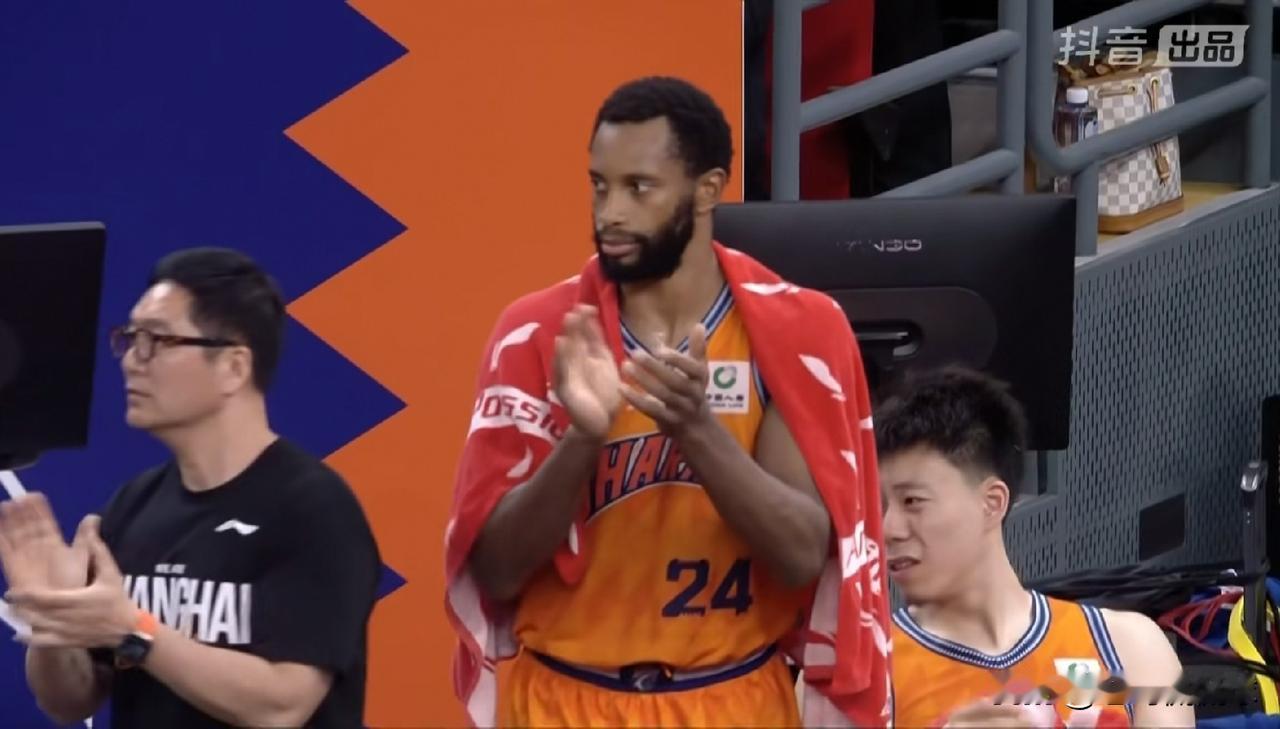 上海久事老将弗格的情商真是太高了！在帮助上海久事成功问鼎本赛季CBA总冠军以后，