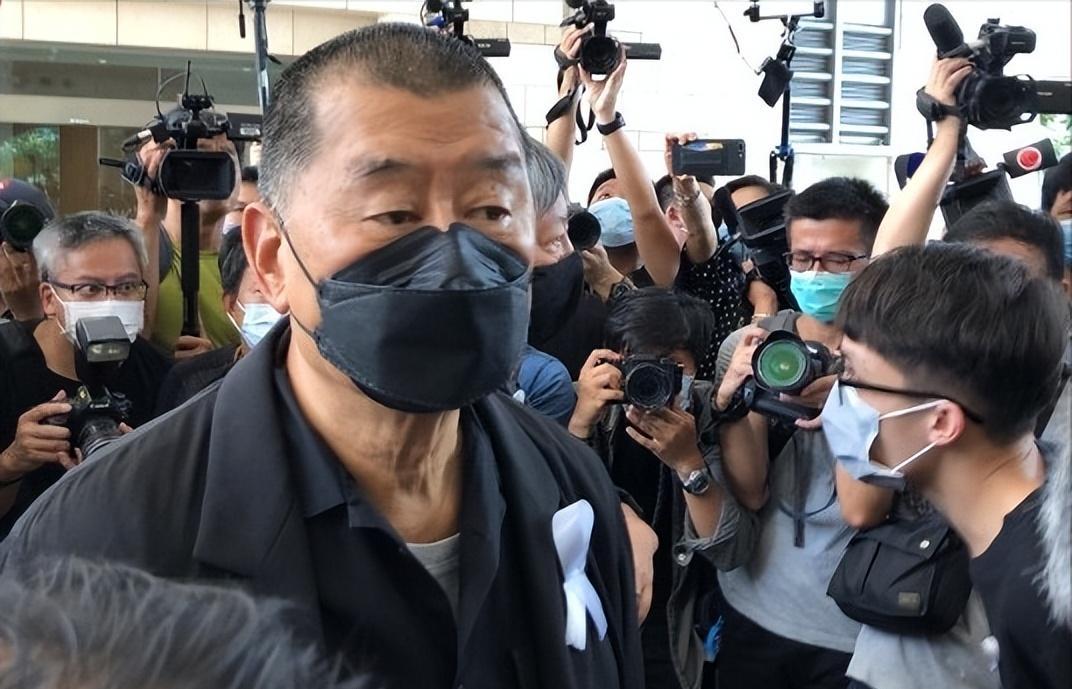 据说，黎智英获裁当天，他的同伙妻子儿子都出现了，他们都开到庭外，想要进去旁听，不