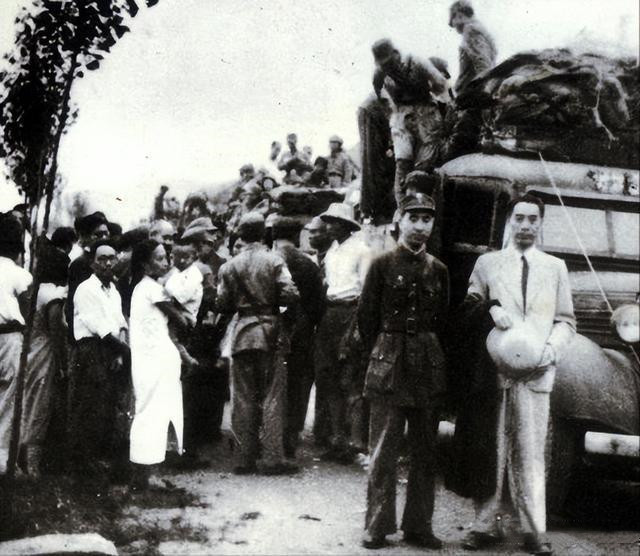 1943年6月底，周恩来、林彪离开重庆前留影。林彪是115师师长，他奉命前往重庆