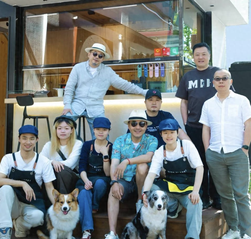 汪涵创业开店被偶遇：肚腩突出发型怪异，昔日男神形象不再？