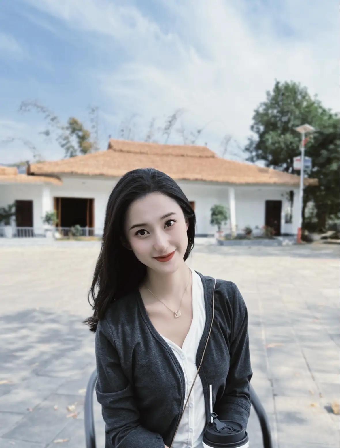 阳光明媚的午后，与闺蜜在咖啡馆享受悠闲时光🌞☕️👭