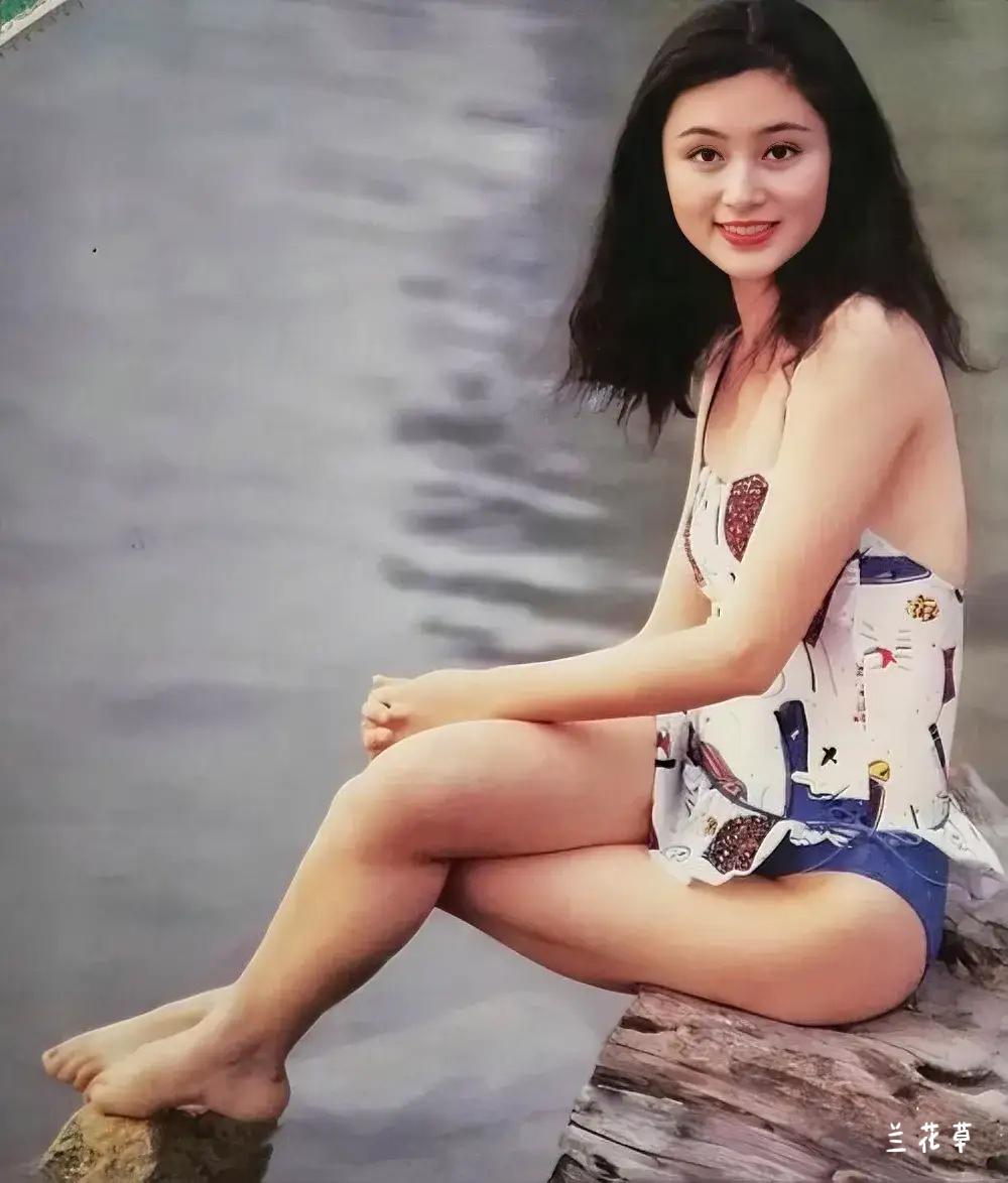 陈红的美照很多，裙子装是她留影的主旋律，貌似裙子控。穿裙子，可以表现出她的