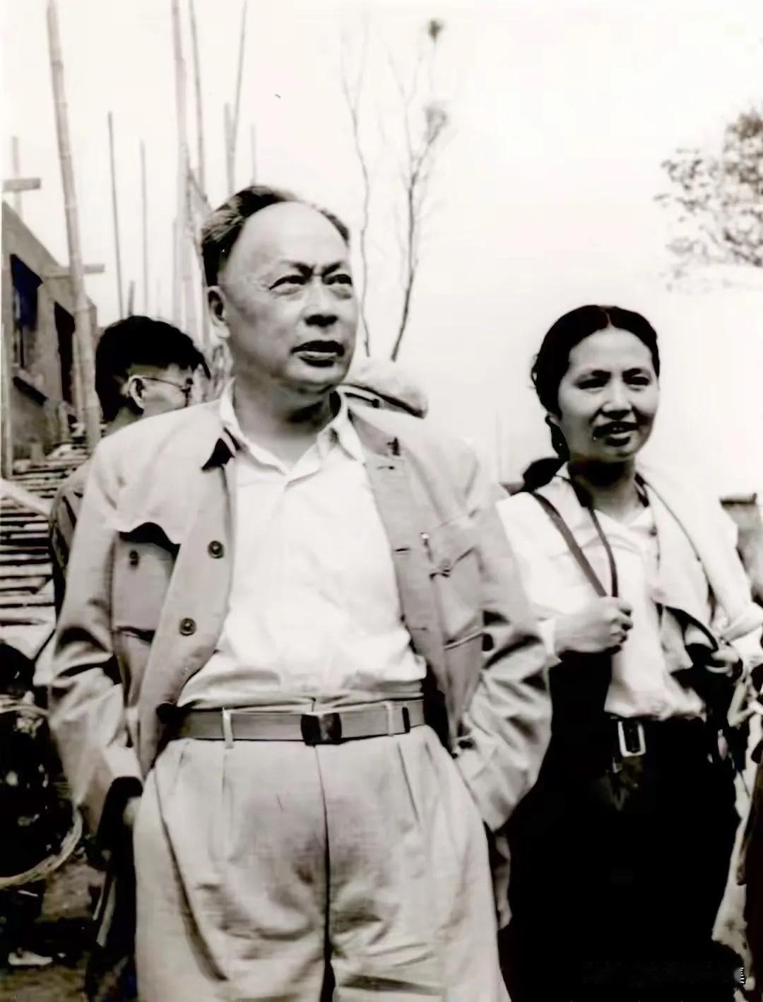 1958年4月，陈毅元帅（左）与夫人张茜（右）在成都内江参观时的照片。1958年