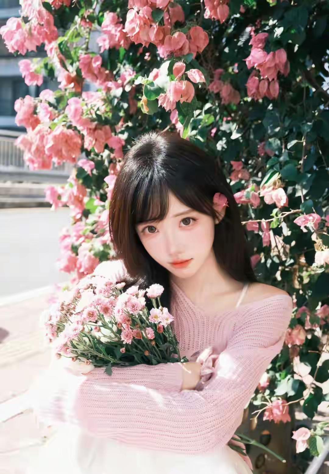春日碎花与柔粉｜解锁甜系少女的浪漫穿搭-碎花系LOOK：浅粉色碎花上衣，满是