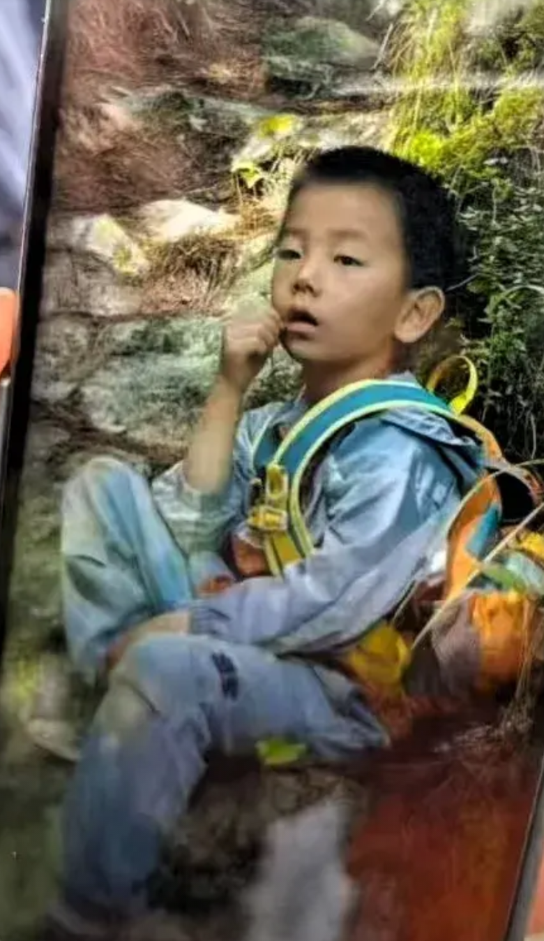 四个老师带五个孩子居然大山里面丢了一个！这个办独立营的机构可能是摊上事了！凯凯
