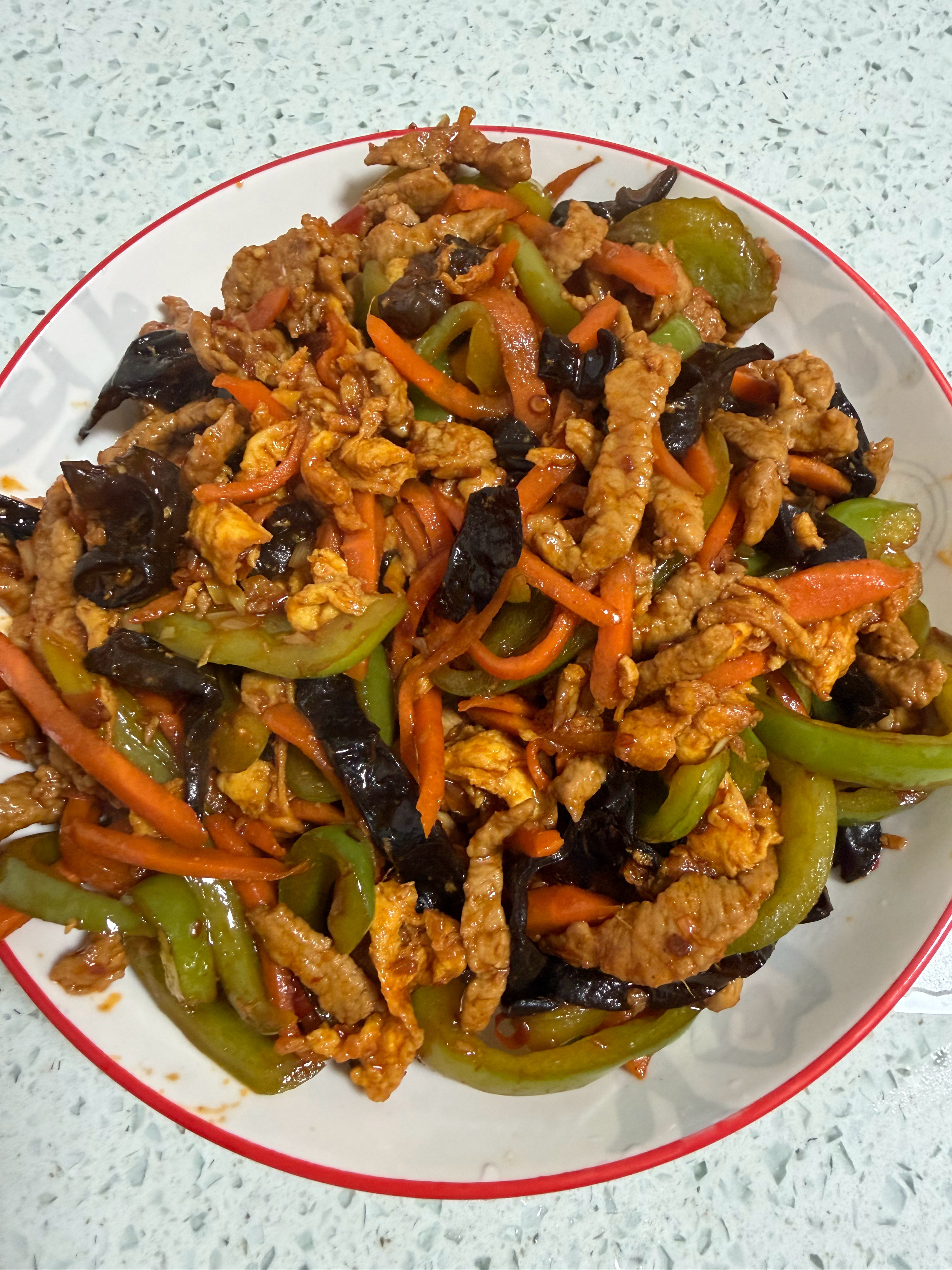 好久没做鱼香肉丝了，有现成的料包省事自己配菜就OK了～