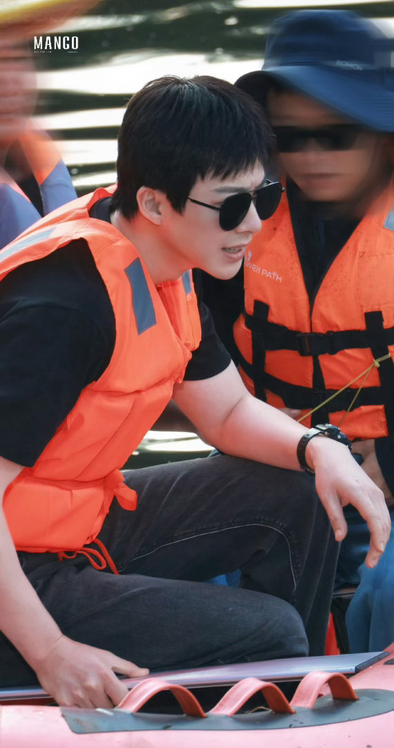 刘宇宁救生衣负责安全，他负责让人心跳超速。🧡刘宇宁​​​