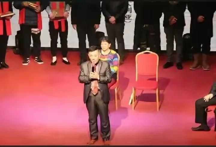 杨进明收徒，高峰和栾云平都到场见证，也讲了话送上祝福现场布置得挺有仪式感，背