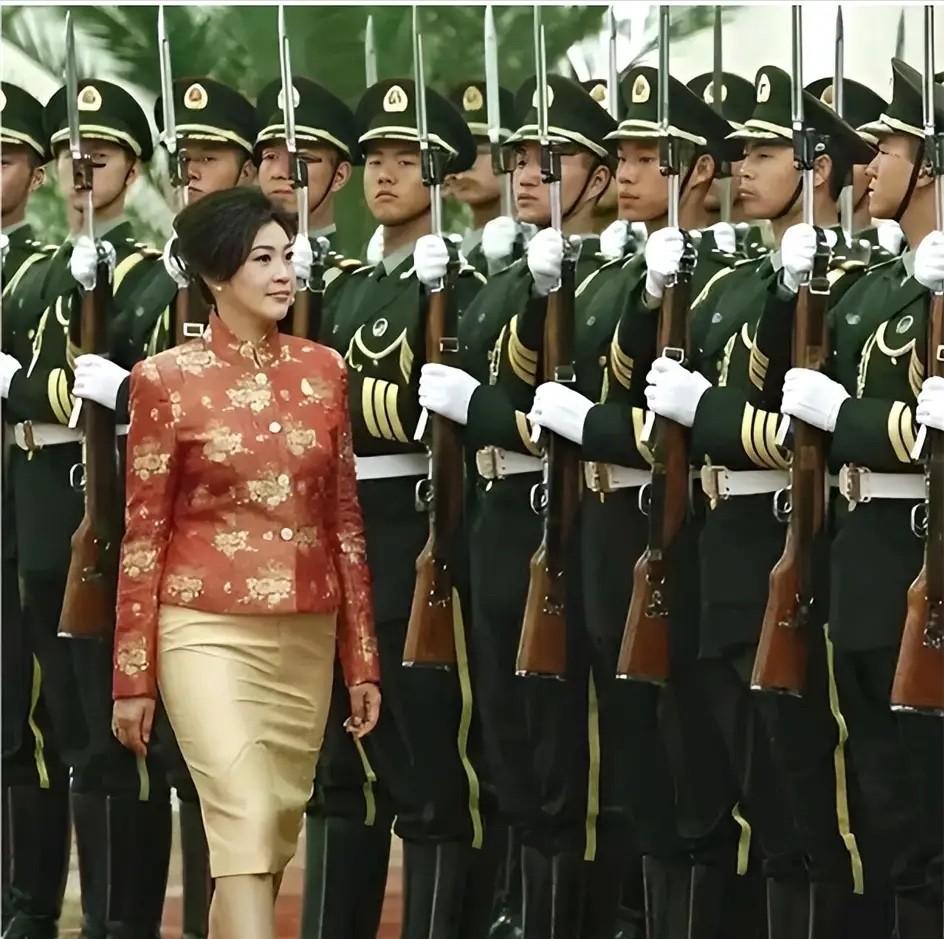 1米73的个子踩着细高跟走上演讲台，你敢信这是一个差点把整个亚洲男人魂都勾