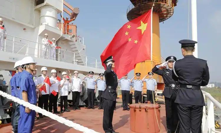 决不允许立陶宛，韩国，日本，美国船只悬挂五星红旗，其他国家船只悬挂必须经过我国同