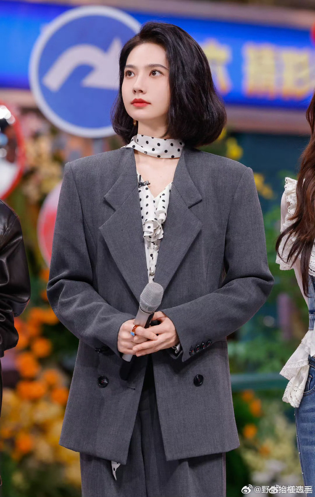 姜珮瑶干练西装风好飒姜珮瑶这身灰色西装太有味道了，利落又有气场，微卷短发衬得整个