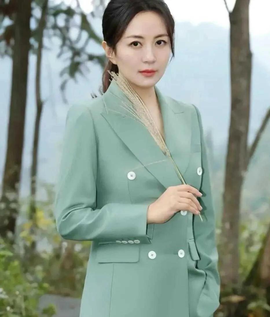 难怪能把张国立“迷住”！杨童舒这状态谁看了不迷糊💚一身薄荷绿西装套装，把